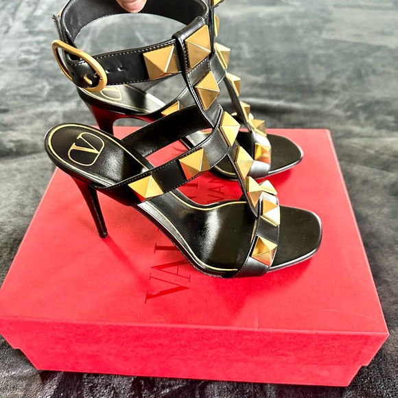 Valentino Garavani Roman Stud Calfskin Sandal. Excellent condition. Worn twice. - Picture 4 of 12